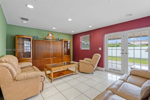 House in Hialeah, Florida 3 bedrooms, 112.04 sq.m. № 2056002 - photo 5
