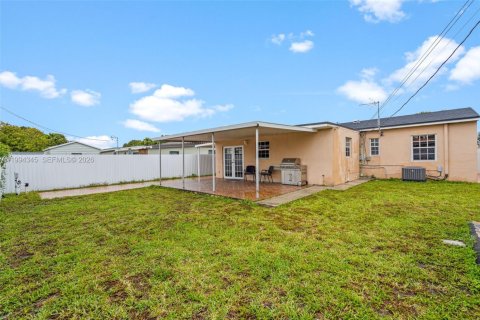 House in Hialeah, Florida 3 bedrooms, 112.04 sq.m. № 2056002 - photo 14