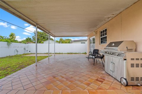 House in Hialeah, Florida 3 bedrooms, 112.04 sq.m. № 2056002 - photo 16