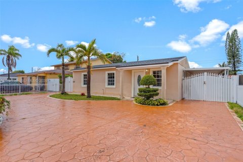 House in Hialeah, Florida 3 bedrooms, 112.04 sq.m. № 2056002 - photo 4