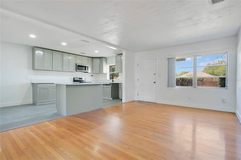 Villa ou maison à vendre à Orlando, Floride: 5 chambres, 133.31 m2 № 2156163 - photo 4