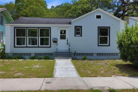 House in Saint Petersburg, Florida 3 bedrooms, 107.4 sq.m. № 2272792