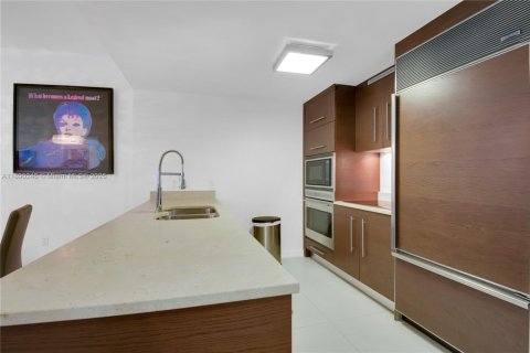 Condo in Miami, Florida, 1 bedroom  № 1947932 - photo 4