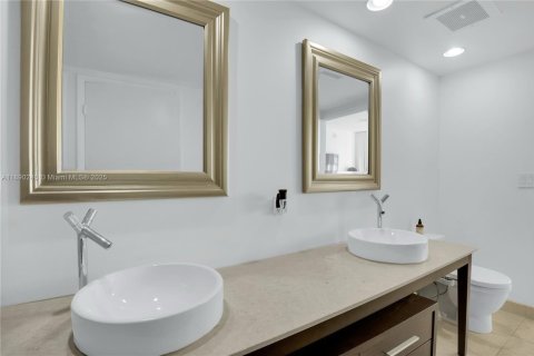 Condo in Miami, Florida, 1 bedroom  № 1947932 - photo 12