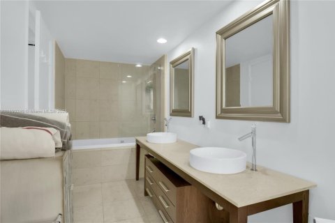 Condo in Miami, Florida, 1 bedroom  № 1947932 - photo 11