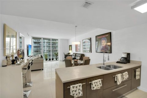 Condo in Miami, Florida, 1 bedroom  № 1947932 - photo 3
