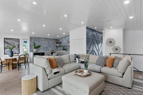 Casa en venta en Bradenton Beach, Florida, 5 dormitorios, 259.75 m2 № 2323040 - foto 8