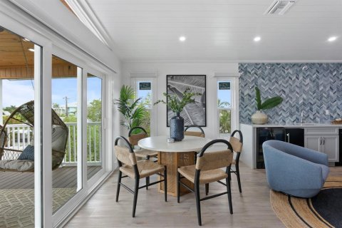 Casa en venta en Bradenton Beach, Florida, 5 dormitorios, 259.75 m2 № 2323040 - foto 11