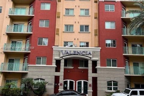 Condominio en venta en South Miami, Florida, 2 dormitorios, 92.34 m2 № 1702968 - foto 2