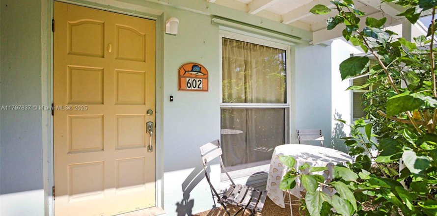 House in Jupiter, Florida 3 bedrooms, 114.36 sq.m. № 1715416