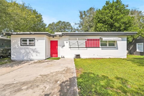 House in St. Lucie, Florida 2 bedrooms, 170.38 sq.m. № 2428167
