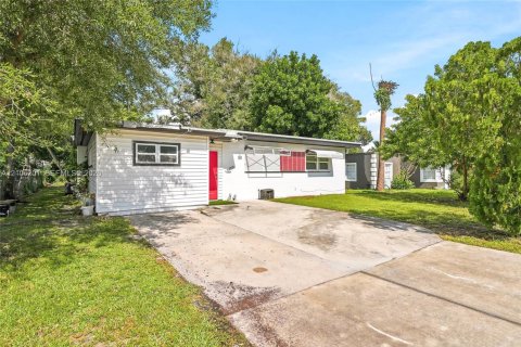 House in St. Lucie, Florida 2 bedrooms, 170.38 sq.m. № 2428167 - photo 3