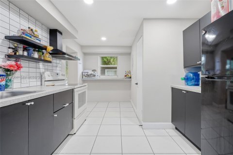 House in St. Lucie, Florida 2 bedrooms, 170.38 sq.m. № 2428167 - photo 18