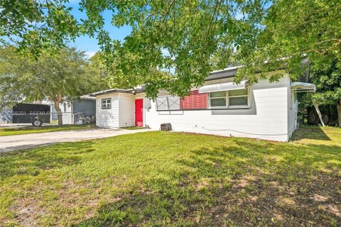 House in St. Lucie, Florida 2 bedrooms, 170.38 sq.m. № 2428167 - photo 5
