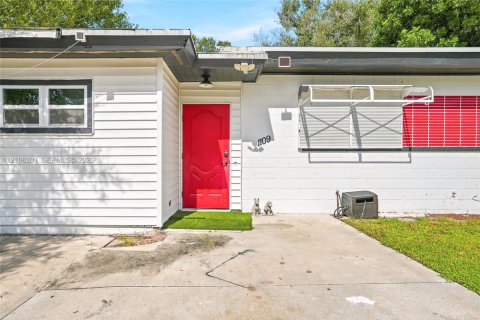 House in St. Lucie, Florida 2 bedrooms, 170.38 sq.m. № 2428167 - photo 4