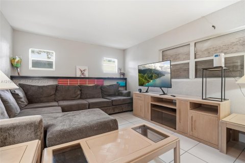 House in St. Lucie, Florida 2 bedrooms, 170.38 sq.m. № 2428167 - photo 9