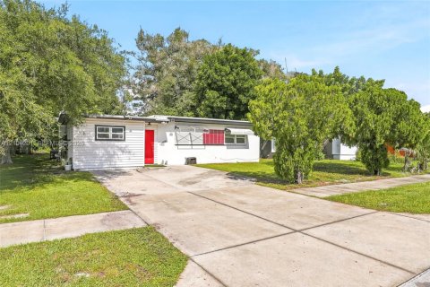 House in St. Lucie, Florida 2 bedrooms, 170.38 sq.m. № 2428167 - photo 2