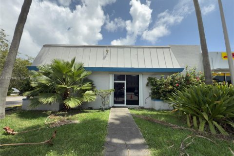 Commercial property in North Miami Beach, Florida № 1964891 - photo 9