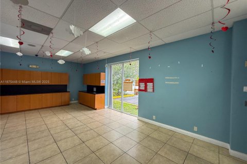 Commercial property in North Miami Beach, Florida № 1964891 - photo 6