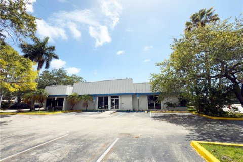 Commercial property in North Miami Beach, Florida № 1964891 - photo 2