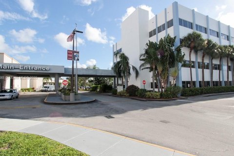 Commercial property in North Miami Beach, Florida № 1964891 - photo 18