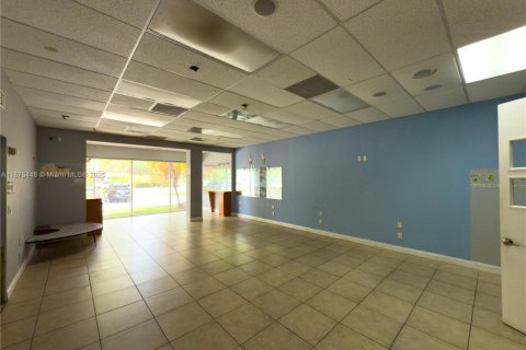 Commercial property in North Miami Beach, Florida № 1964891 - photo 7