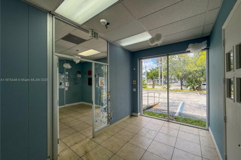 Commercial property in North Miami Beach, Florida № 1964891 - photo 5