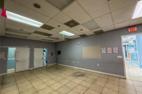 Commercial property in North Miami Beach, Florida № 1964891 - photo 8