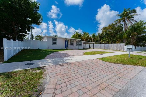 House in Pompano Beach, Florida 2 bedrooms, 100.8 sq.m. № 2044854