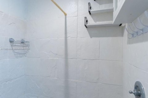 House in Pompano Beach, Florida 2 bedrooms, 100.8 sq.m. № 2044854 - photo 10