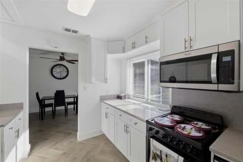 House in Redington Shores, Florida 2 bedrooms, 89.28 sq.m. № 2232165 - photo 15