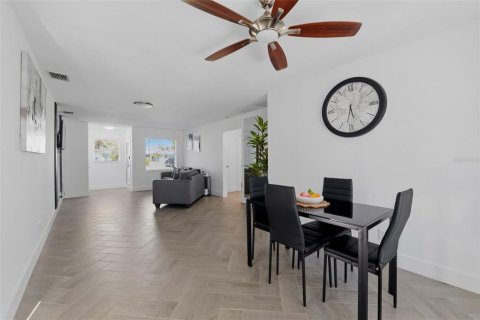 House in Redington Shores, Florida 2 bedrooms, 89.28 sq.m. № 2232165 - photo 18