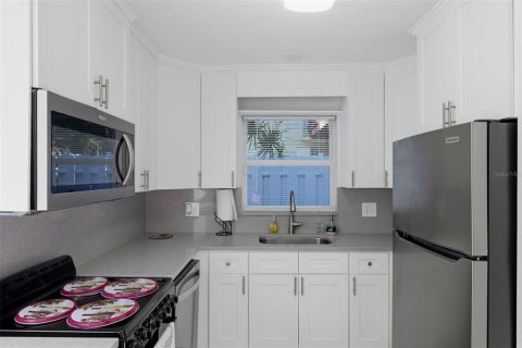 House in Redington Shores, Florida 2 bedrooms, 89.28 sq.m. № 2232165 - photo 14
