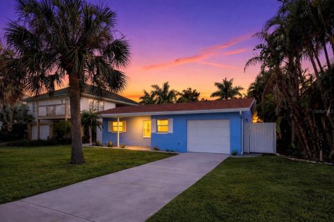 House in Redington Shores, Florida 2 bedrooms, 89.28 sq.m. № 2232165