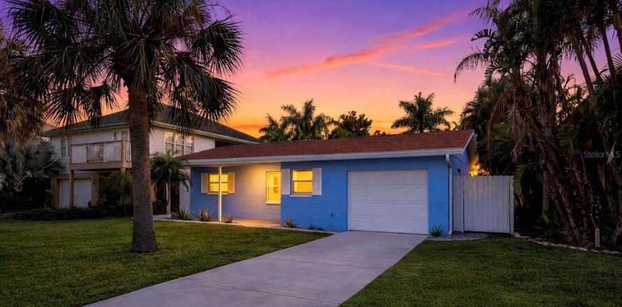 House in Redington Shores, Florida 2 bedrooms, 89.28 sq.m. № 2232165