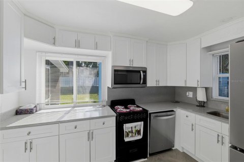 House in Redington Shores, Florida 2 bedrooms, 89.28 sq.m. № 2232165 - photo 13