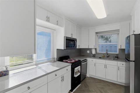 House in Redington Shores, Florida 2 bedrooms, 89.28 sq.m. № 2232165 - photo 12