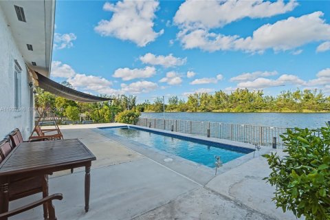 Купить виллу или дом в Майами, Флорида 4 спальни, 369.47м2, № 1995293 - фото 2