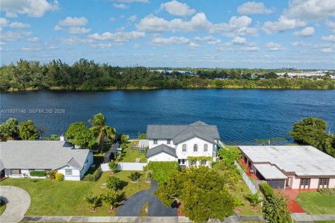 Дом в Майами, Флорида 4 спальни, 369.47м2 № 1995293