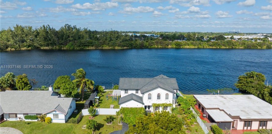 Дом в Майами, Флорида 4 спальни, 369.47м2 № 1995293