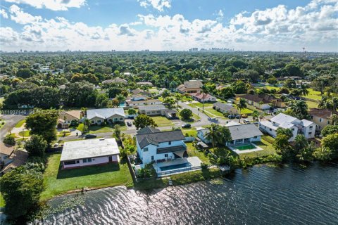 Купить виллу или дом в Майами, Флорида 4 спальни, 369.47м2, № 1995293 - фото 17