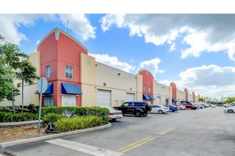 Propiedad comercial en alquiler en Doral, Florida № 1121231 - foto 1