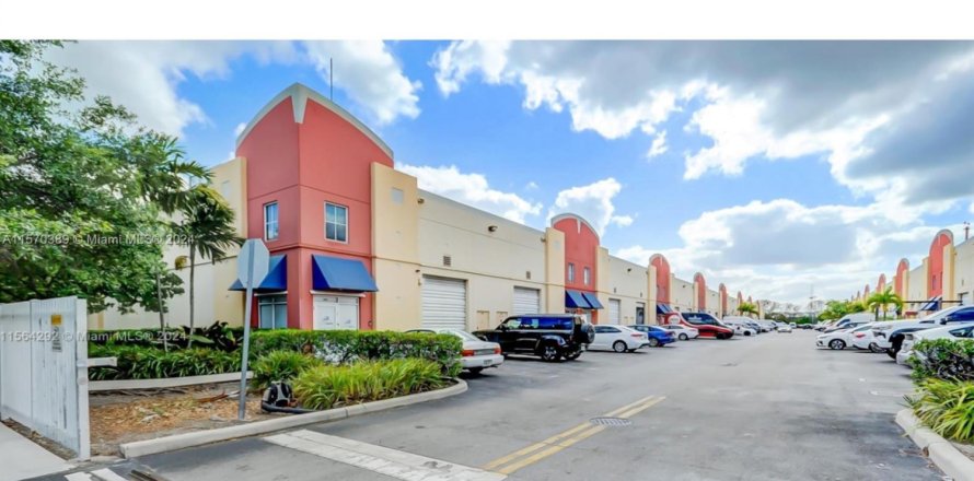 Propiedad comercial en Doral, Florida № 1121231