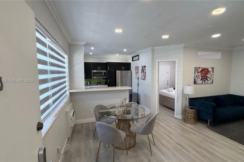 Casa en Bay Harbor Islands, Florida 2 dormitorios, 71.53 m2 № 2048155