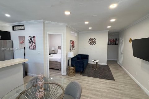 Casa en alquiler en Bay Harbor Islands, Florida, 2 dormitorios, 71.53 m2 № 2048155 - foto 2