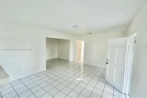 Villa ou maison à louer à Miami, Floride: 3 chambres, 95.22 m2 № 1965365 - photo 5