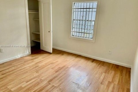 Villa ou maison à louer à Miami, Floride: 3 chambres, 95.22 m2 № 1965365 - photo 12