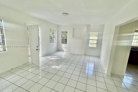 Villa ou maison à louer à Miami, Floride: 3 chambres, 95.22 m2 № 1965365 - photo 4
