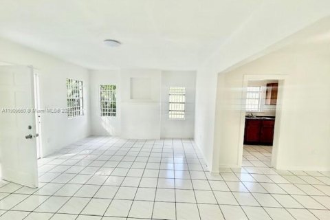 Villa ou maison à louer à Miami, Floride: 3 chambres, 95.22 m2 № 1965365 - photo 2