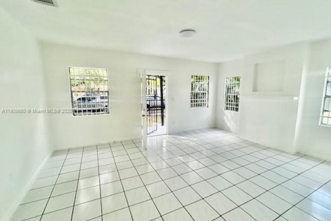 Villa ou maison à louer à Miami, Floride: 3 chambres, 95.22 m2 № 1965365 - photo 3